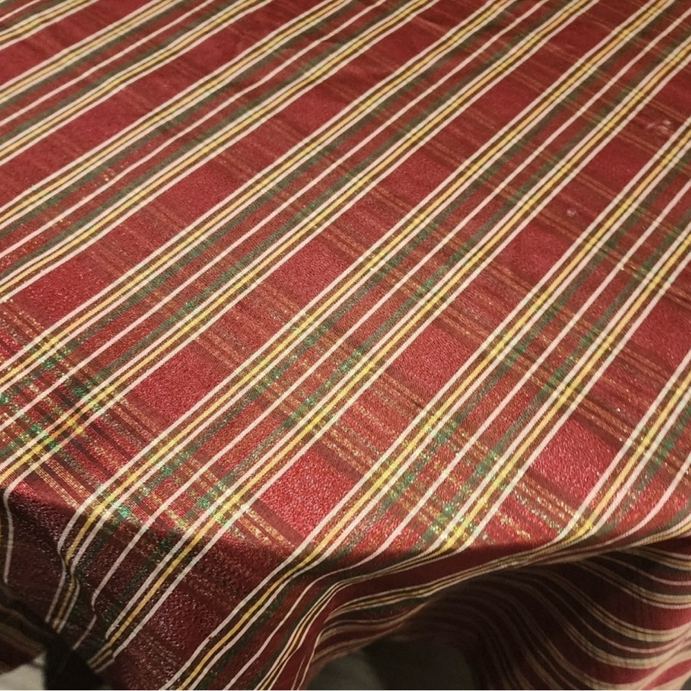 Christmas plaid round 70" table cloth . Great for decor...very festive - Picture 7 of 7